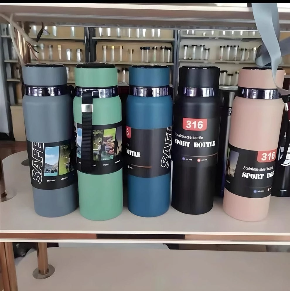 “316 stainless steel 800 ml sport water bottle, double-walled vacuum insulated, leak-proof lid, durable nylon strap, assorted colours”